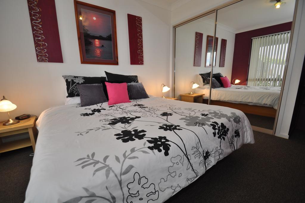 Beachfront Apartments Narooma Quarto foto